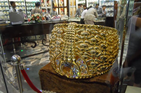 Кольцо украшено 615 кристаллами Swarovski общим весом в 5,1 кг и другими драгоценными камнями