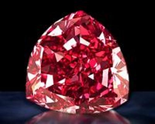 Уникальный бриллиант красного цвета был продан за 2,1 млн. долларов