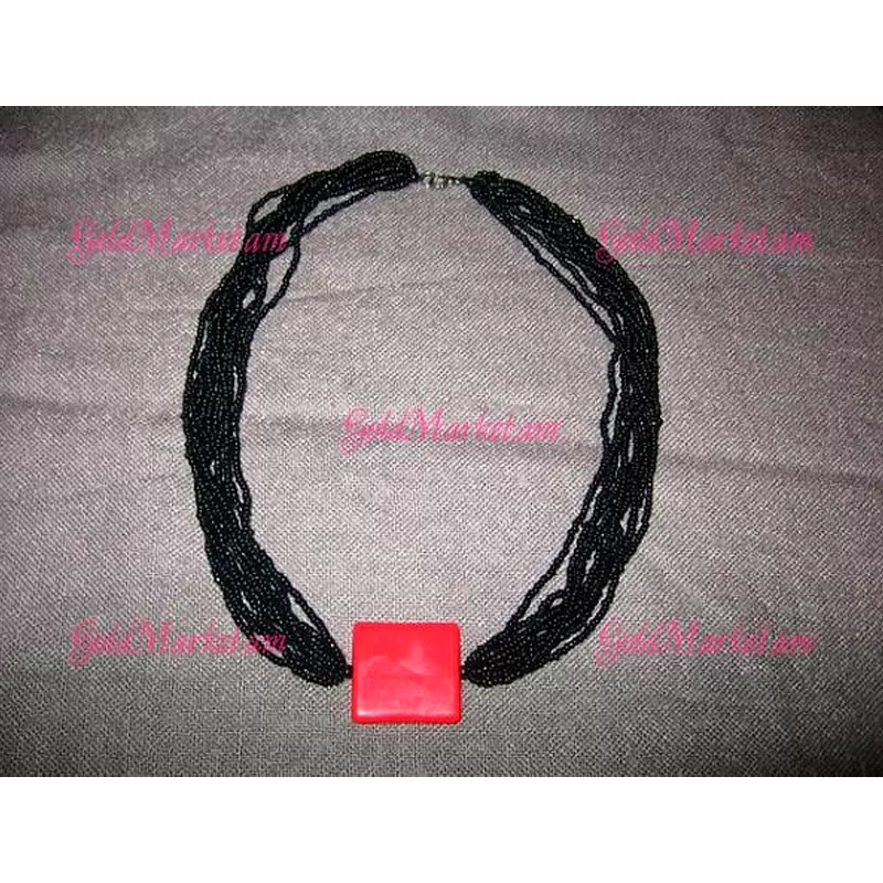 Կարմիր քարով վզնոց