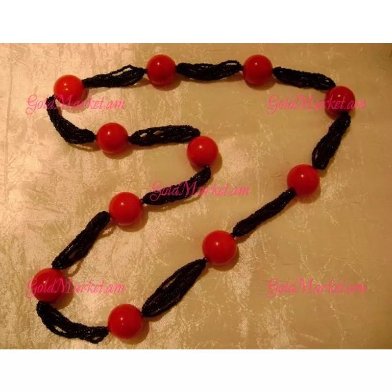 Կարմիր քարերով վզնոց